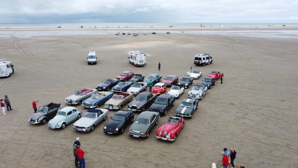 Alle Oldtimer der 5. Husumer Küstentour 2026 am Strand von Römö
